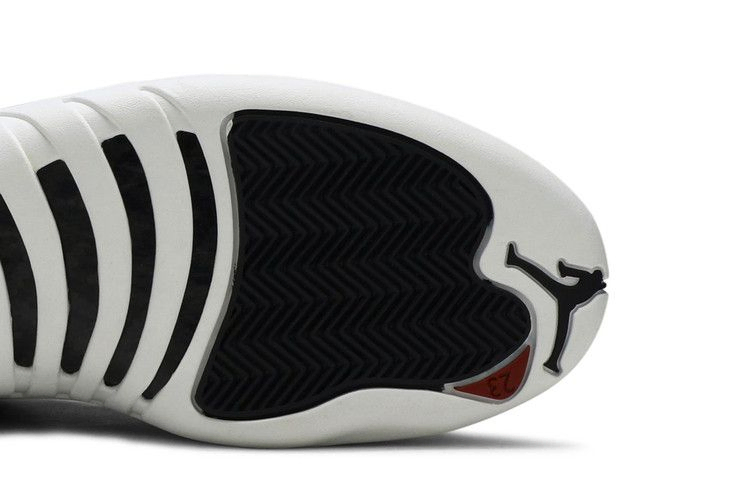 air-jordan-12-retro-playoff-136001-016_04