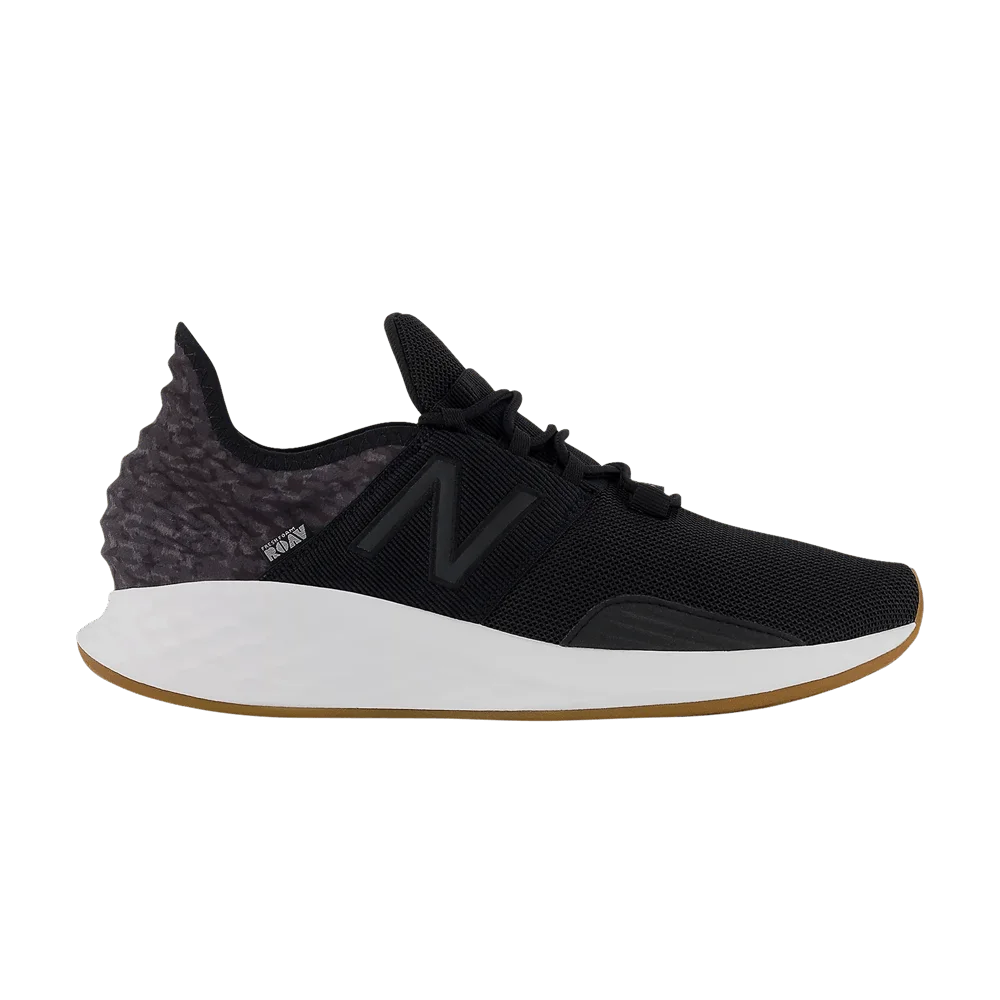 Krossovki-New-Balance-Fresh-Foam-Roav-2E-Wide-Black-Grey-Gum
