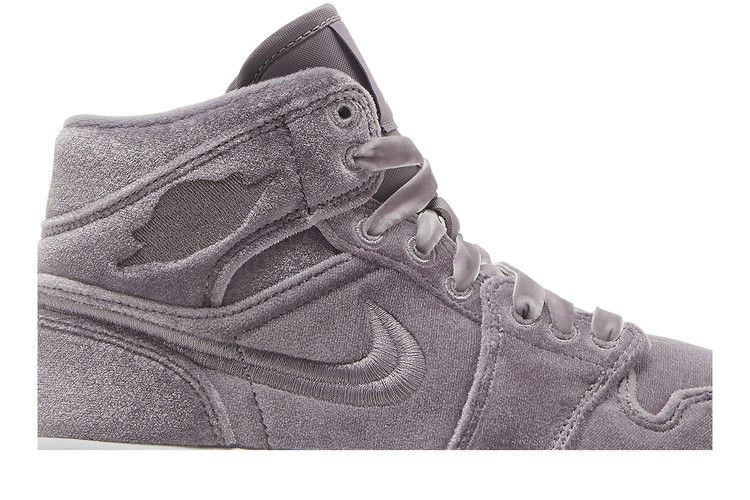 Кроссовки Wmns Air Jordan 1 Mid 'Purple Velvet'