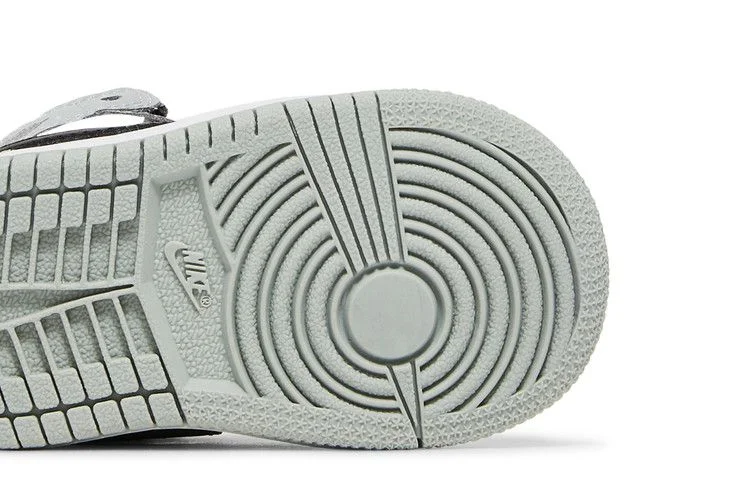 Krossovki-Air-Jordan-1-Mid-TD-Light-Smoke-Grey-4