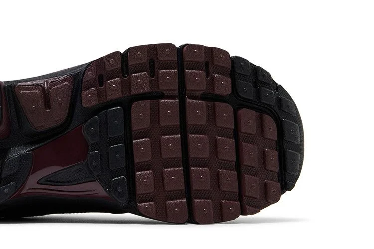 Кроссовки Nike Wmns Zoom Vomero 5 'Black Burgundy Crush'