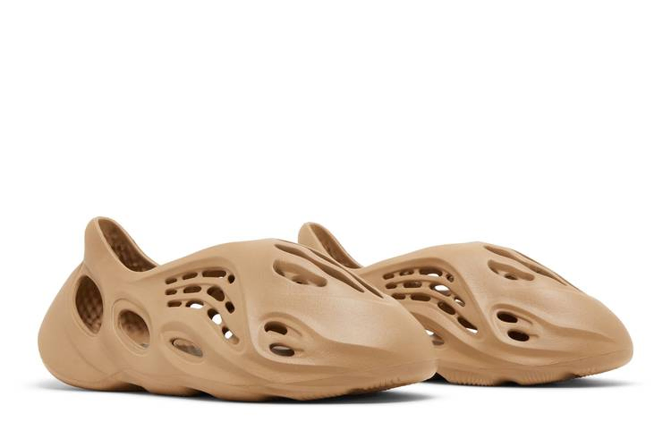yeezy-foam-runner-clay-taupe-gv6842_07