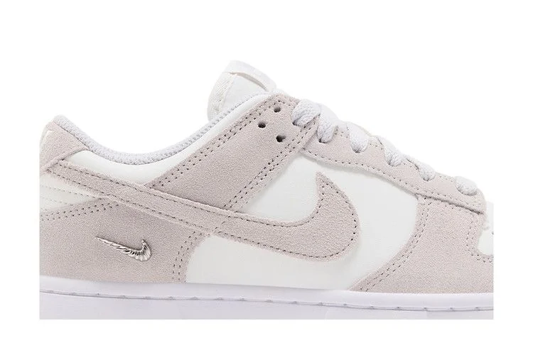 Кроссовки Nike Wmns Dunk Low SE 'Sail White Metallic Silver'