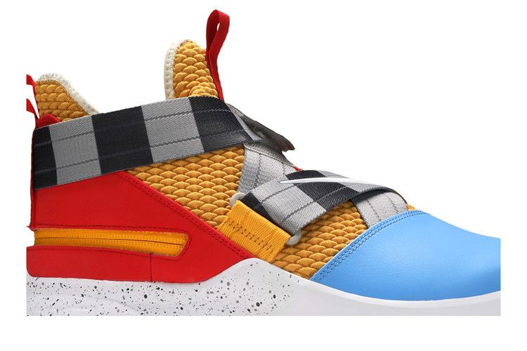 lebron-soldier-12-flyease-extra-wide-toy-story-av6372-700_01