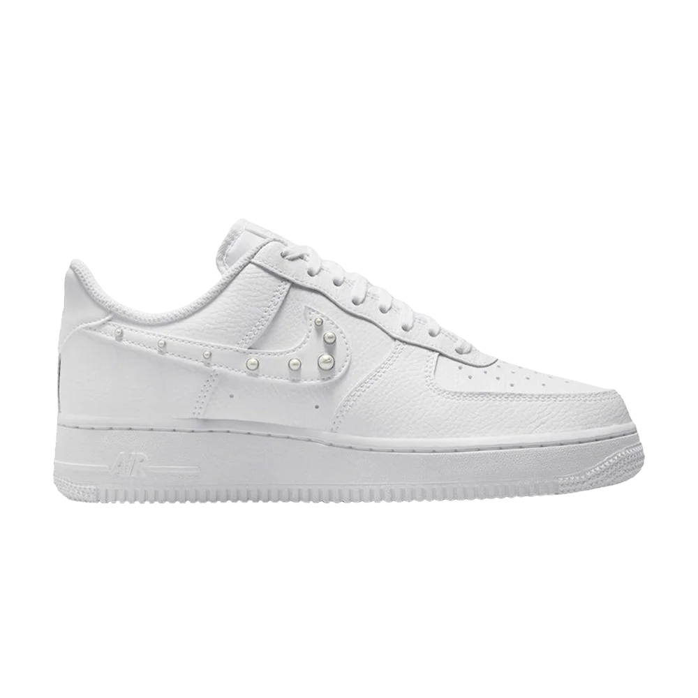 Krossovki-Nike-Wmns-Air-Force-1-Low-07-White-Pearl-Swoosh
