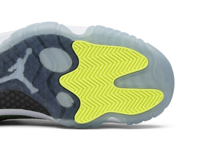 air-jordan-11-retro-low-snake-528895-033_04