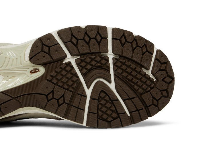 Кроссовки New Balance 2002R 'Brown Corduroy' SSENSE Exclusive