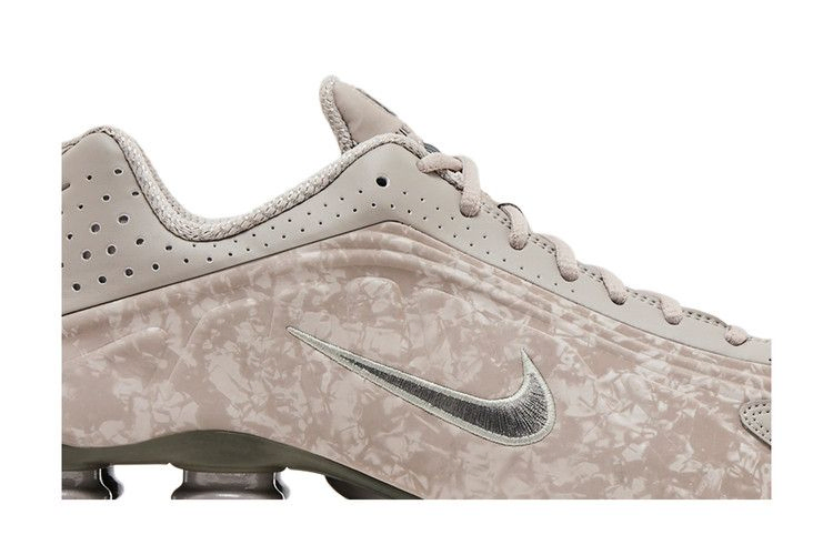 Кроссовки Nike Wmns Shox R4 'Flat Pewter Floral'