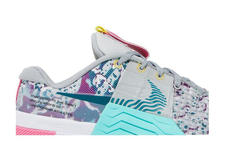 wmns-metcon-8-graffiti-graphics-dq0302-001_01