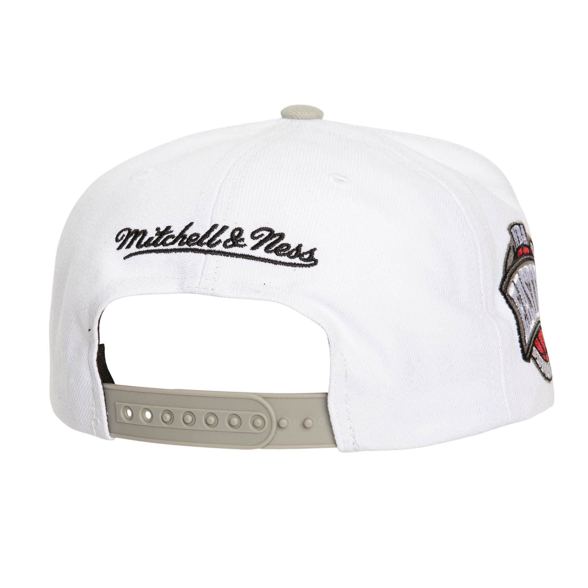 Бейсболка Mitchell & Ness Core IV Snapback Chicago Bulls White Hat