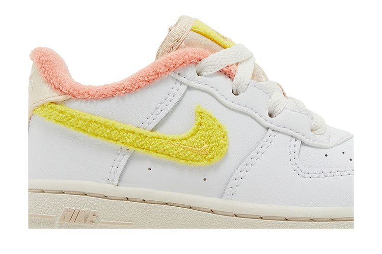 force-1-lv8-td-white-yellow-strike-dv2200-100_01