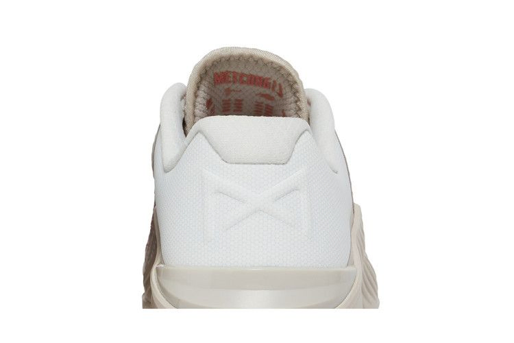 wmns-metcon-6-desert-sand-crimson-bliss-dj3076-064_06