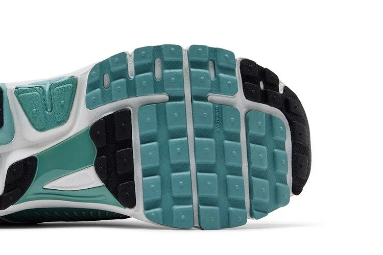 Кроссовки Nike Wmns Air Zoom Vomero 5 'Cannon'