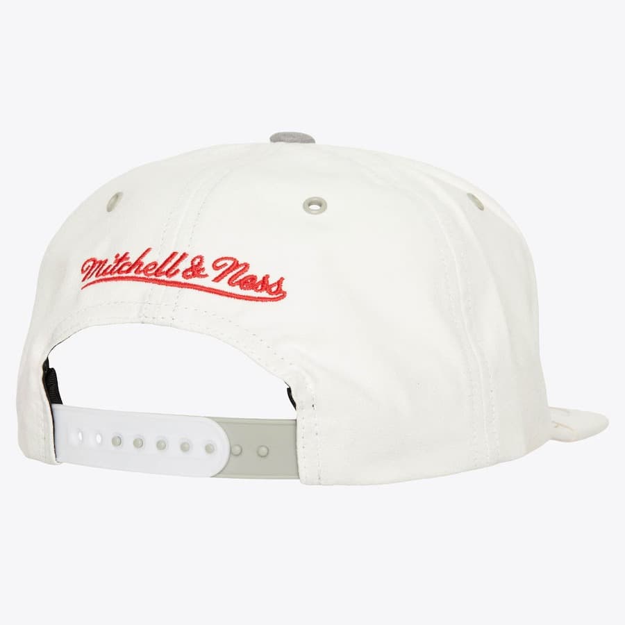 Бейсболка Mitchell & Ness White White Chicago Bulls Day 4 Snapback Hat
