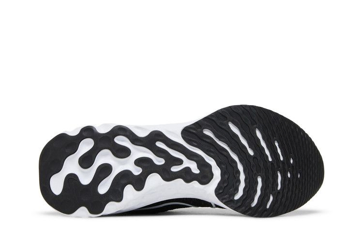 react-infinity-run-flyknit-3-black-white-dh5392-001_03