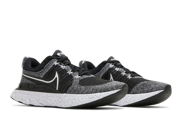 wmns-react-infinity-run-flyknit-2-white-black-ct2423-101_07