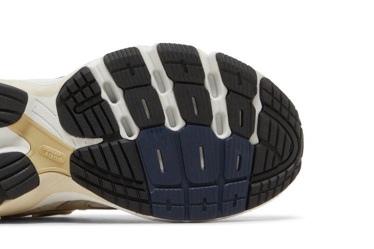 wmns-astir-orbit-green-wonder-white-gz3571_04