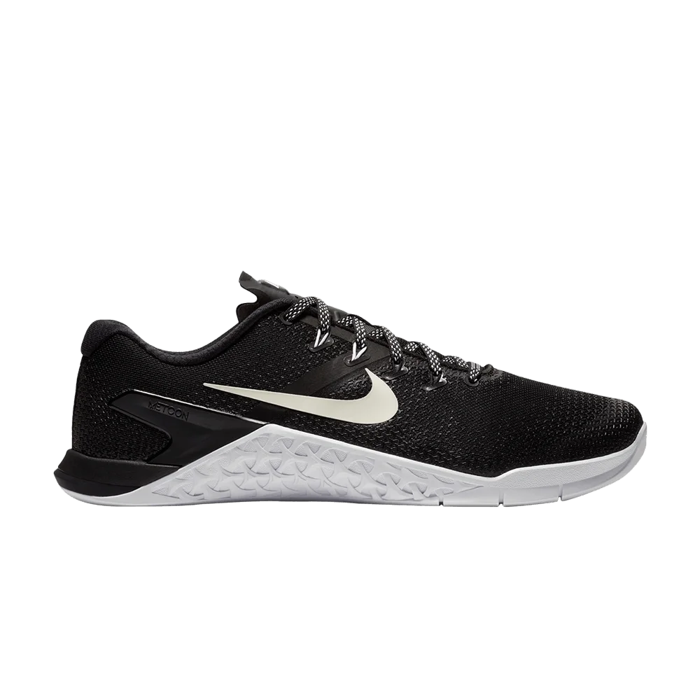 Krossovki-Nike-Metcon-4-Black-White