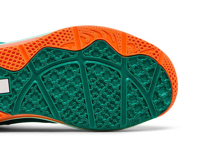 max-lebron-11-low-642849-313_04