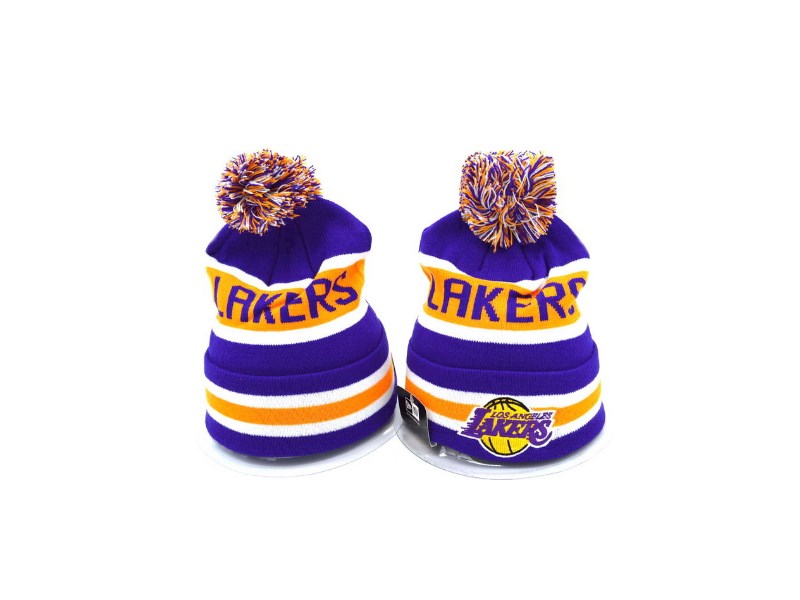 shapka-la-lakers-s-pomponom-2