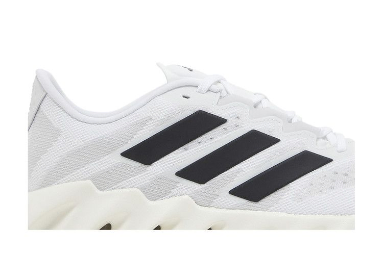 switch-fwd-white-black-id1781_01
