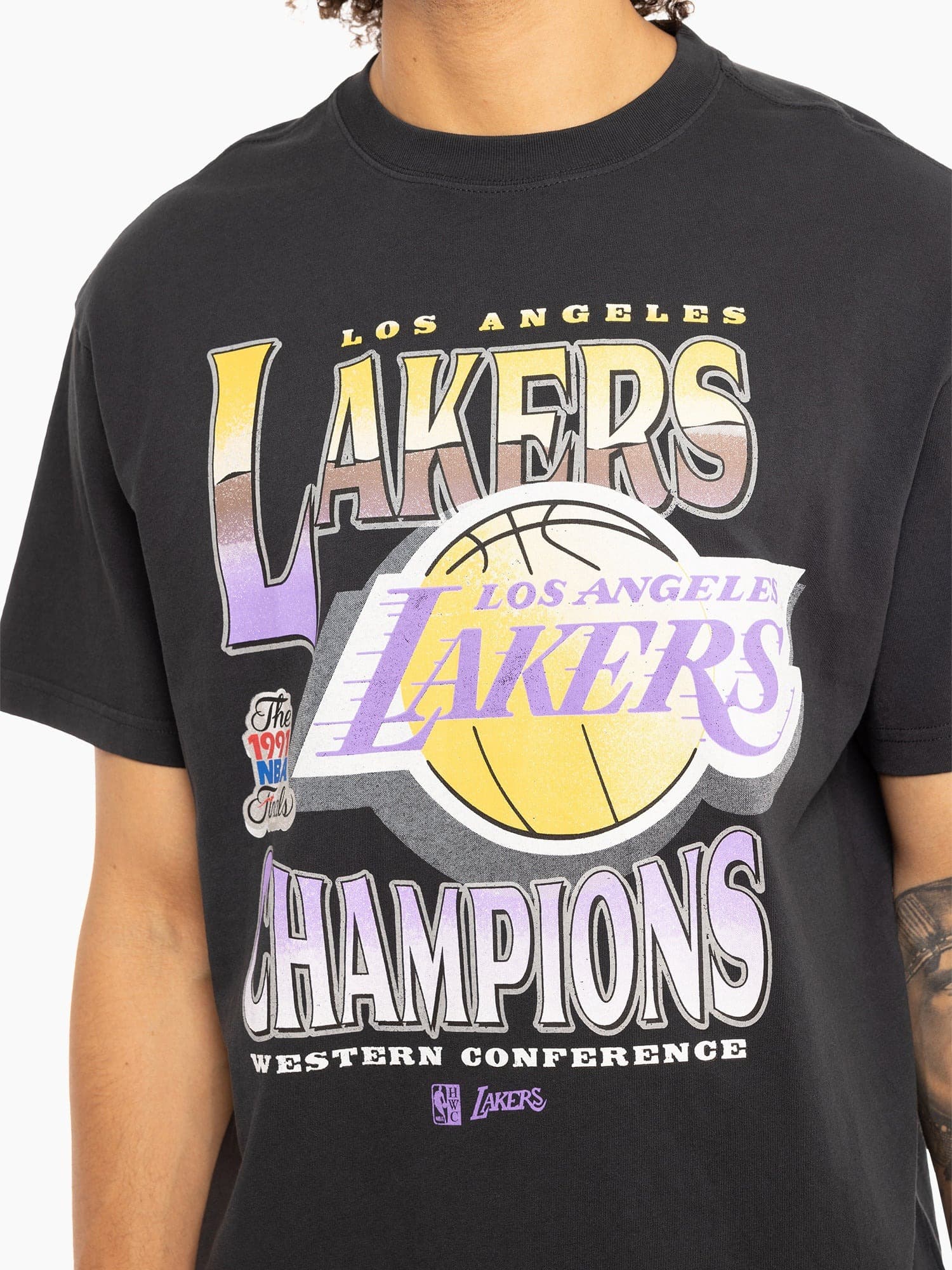 Mitchell-Ness-Los-Angeles-Lakers-Metallic-Vintage-T-Shirt-2