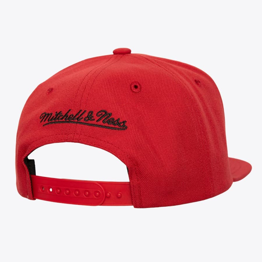 Бейсболка Mitchell & Ness Red Chicago Bulls Retro Snapback Hat