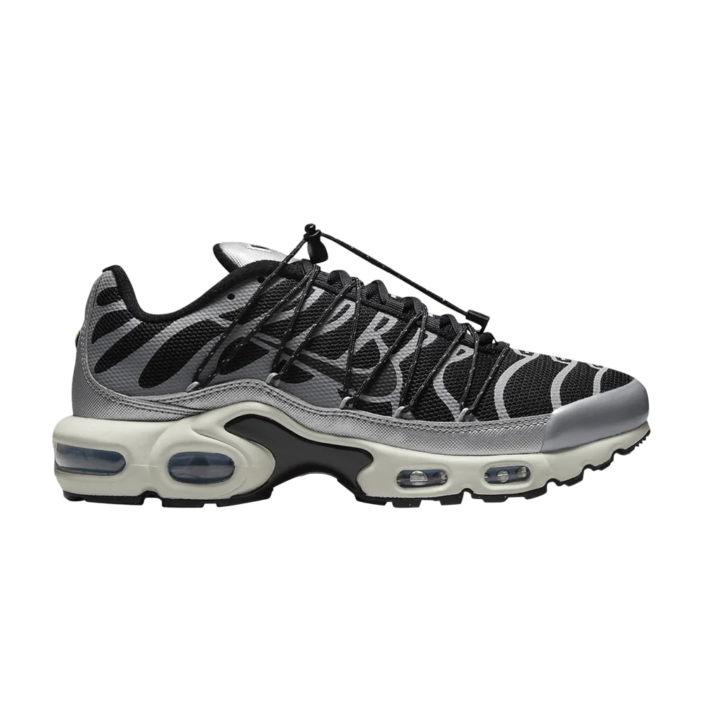 Krossovki-Nike-Wmns-Air-Max-Plus-Lace-Toggle-Black-Metallic-Silver