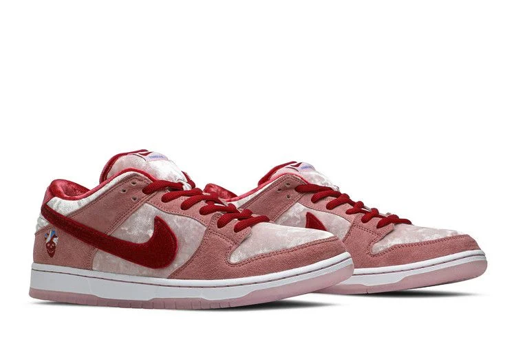Krossovki-StrangeLove-x-Nike-Dunk-Low-SB-Valentines-Day-7