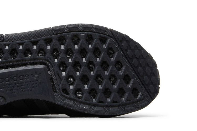 wmns-nmd_r1-v3-black-grey-hq4278_04