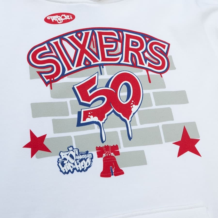 Худи Mitchell & Ness White Philadelphia 76ers Hardwood Classics Tats Cru The 50th Anniversary of Hip-Hop Brick Pullover Hoodie