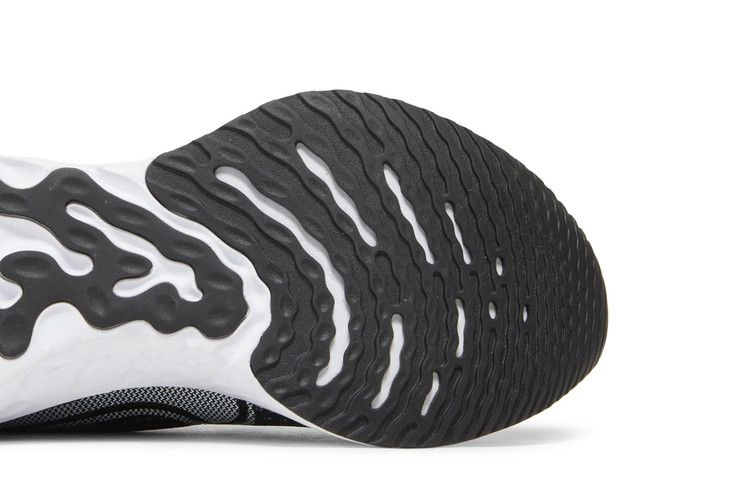 react-infinity-run-flyknit-black-white-cd4371-012_04