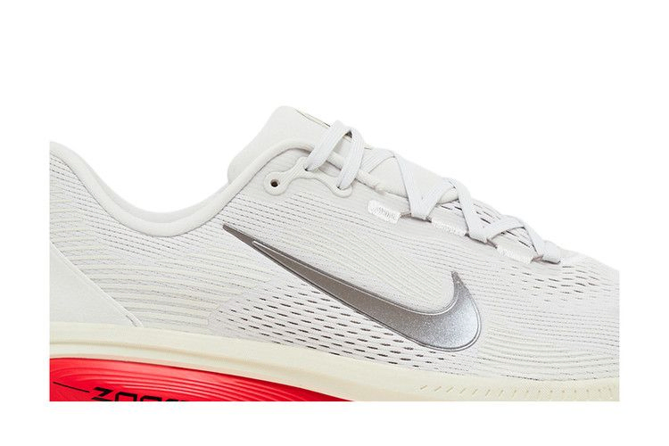 Кроссовки Nike Vomero 18 'Platinum Tint Siren Red'