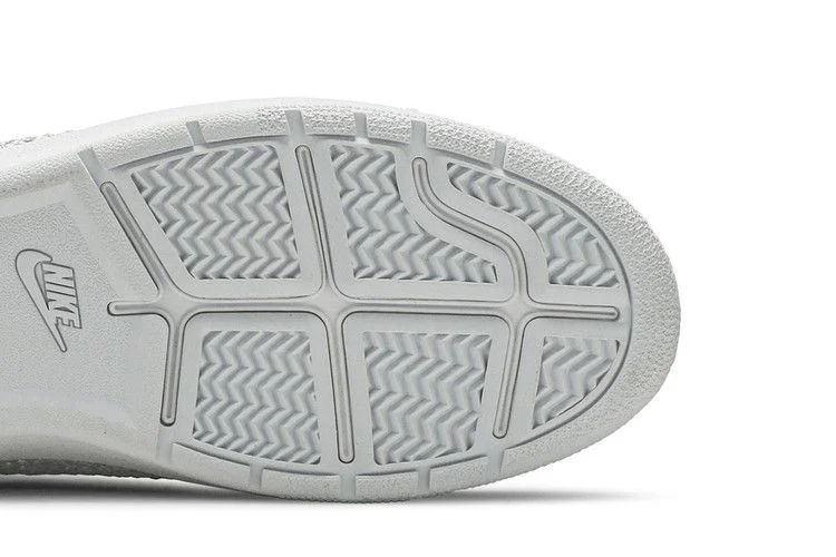Кроссовки Nike Wmns Tennis Classic Ultra Flyknit 'White Wolf Grey'