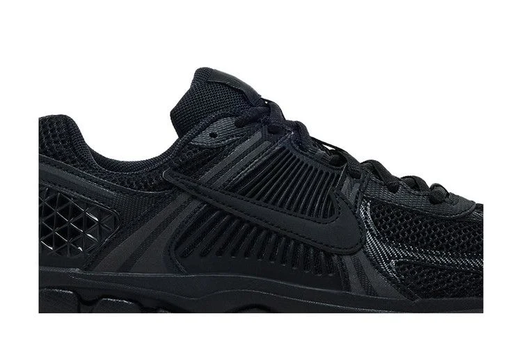Кроссовки Nike Air Zoom Vomero 5 GS 'Triple Black'