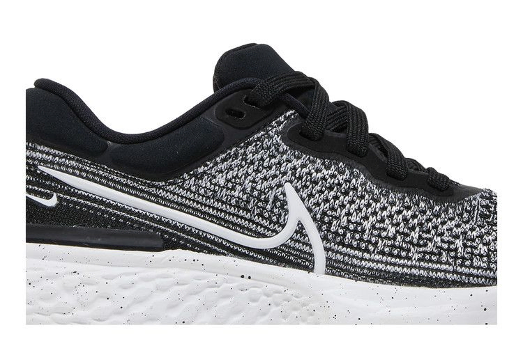 Кроссовки Nike Wmns ZoomX Invincible Run Flyknit 'White Black'