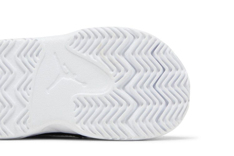 jordan-max-aura-2-td-white-gym-red-cn8096-102_04
