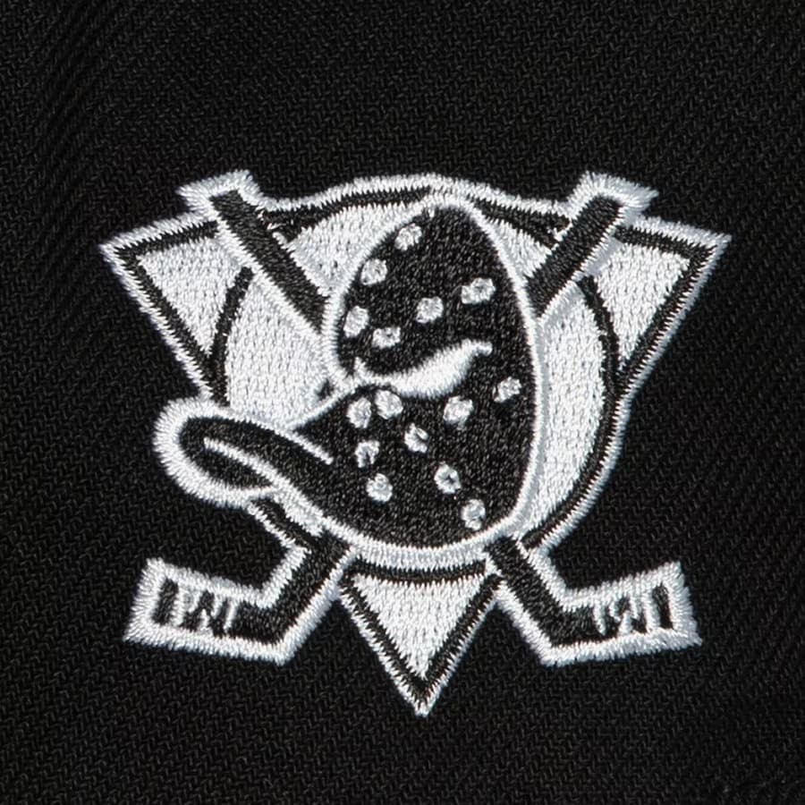 Бейсболка Mitchell & Ness Black Anaheim Ducks Alternate Flip Snapback Hat