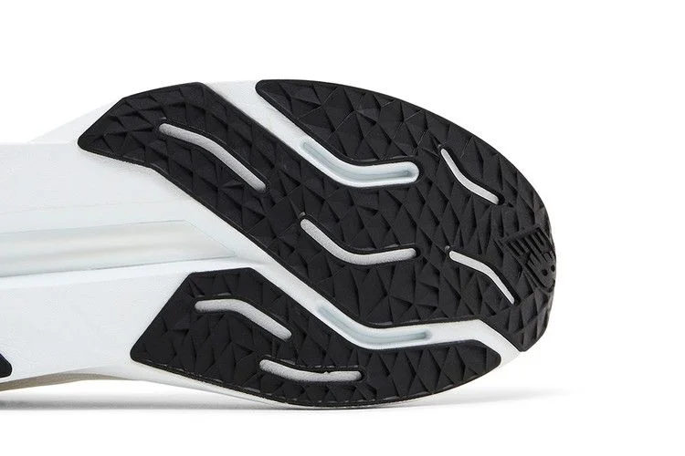 Krossovki-New-Balance-FuelCell-Propel-v5-White-Black-4