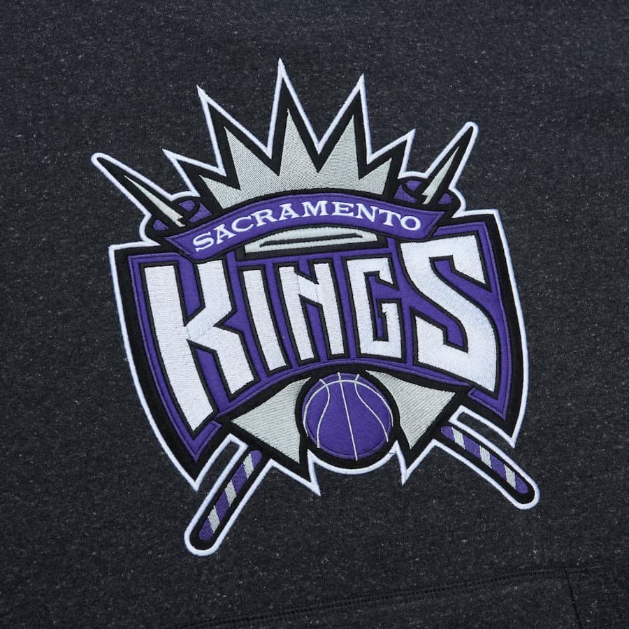 Худи Mitchell & Ness Black Sacramento Kings Snow Washed Fleece Pullover Hoodie