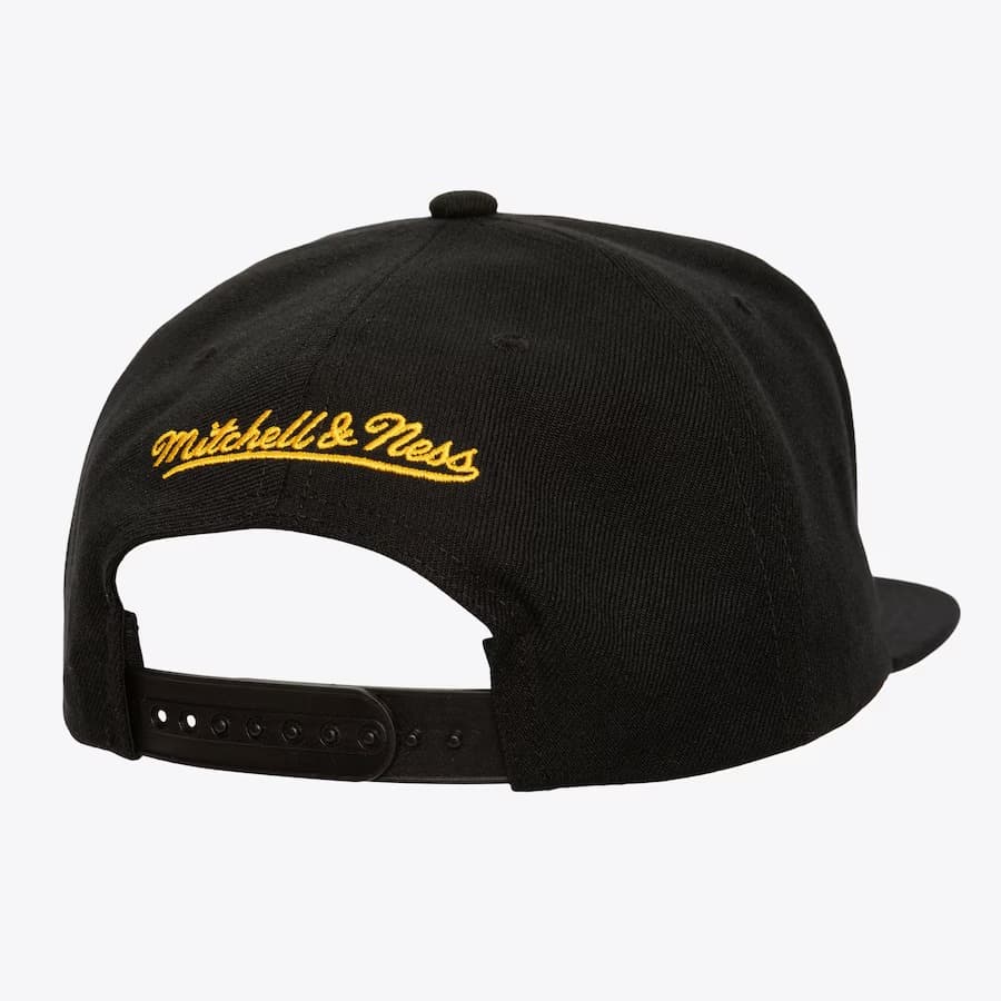 Mitchell-Ness-Black-Boston-Bruins-Retro-Snapback-Hat-1