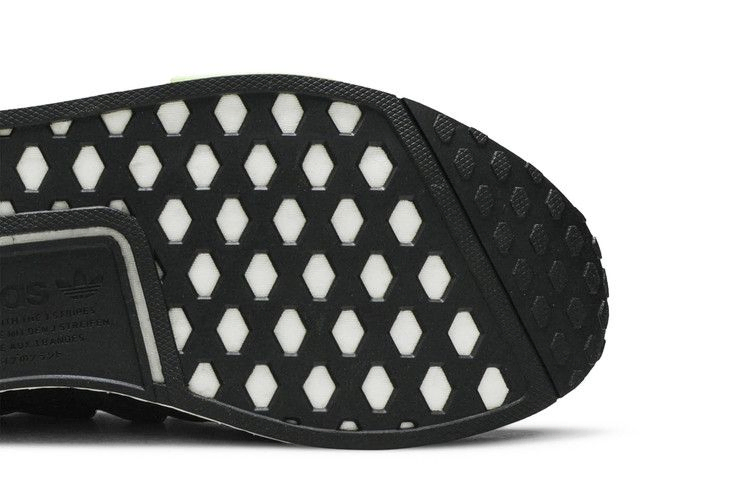 nmd_r1-black-pink-solar-ee5100_04