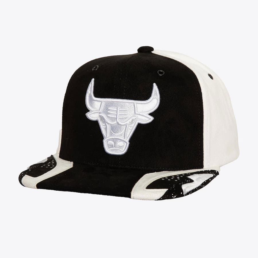 Бейсболка Mitchell & Ness White Black Chicago Bulls Day 4 Snapback Hat
