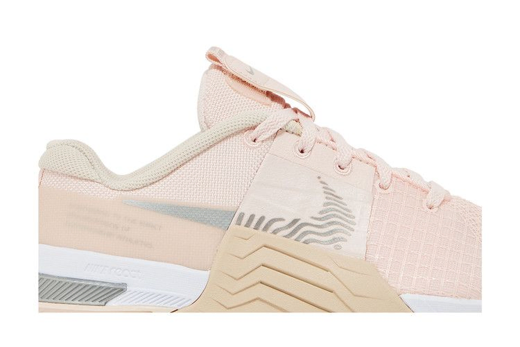 wmns-metcon-8-light-soft-pink-metallic-silver-dz4702-600_01