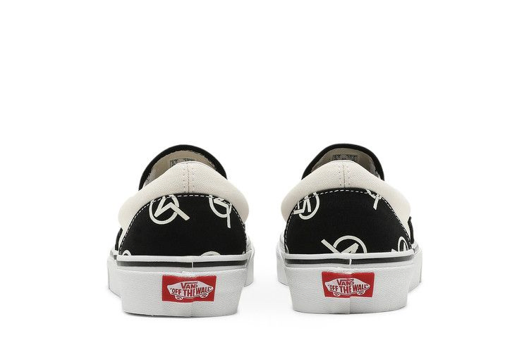 classic-slip-on-circle-v-vn0a4bv317h_05