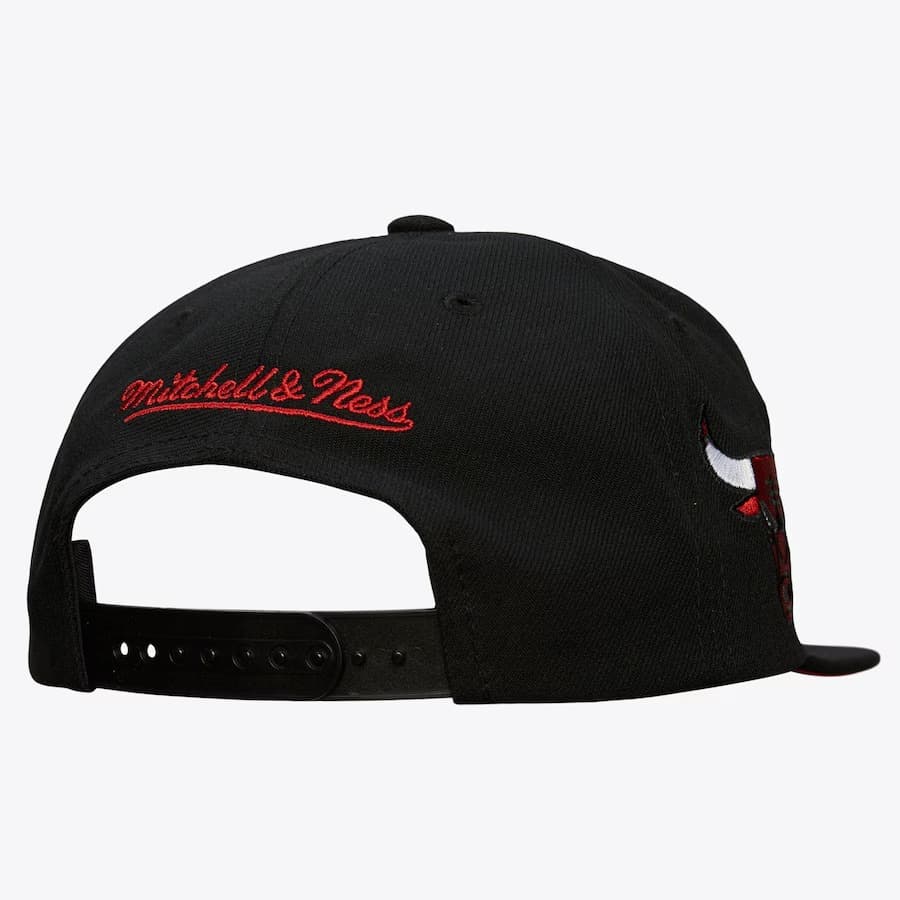 Бейсболка Mitchell & Ness Black Chicago Bulls Team Tagged Snapback Hat