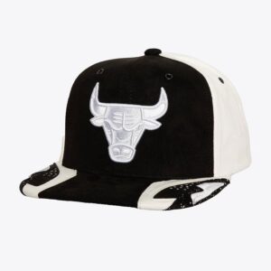 Mitchell-Ness-White-Black-Chicago-Bulls-Day-4-Snapback-Hat-300x300