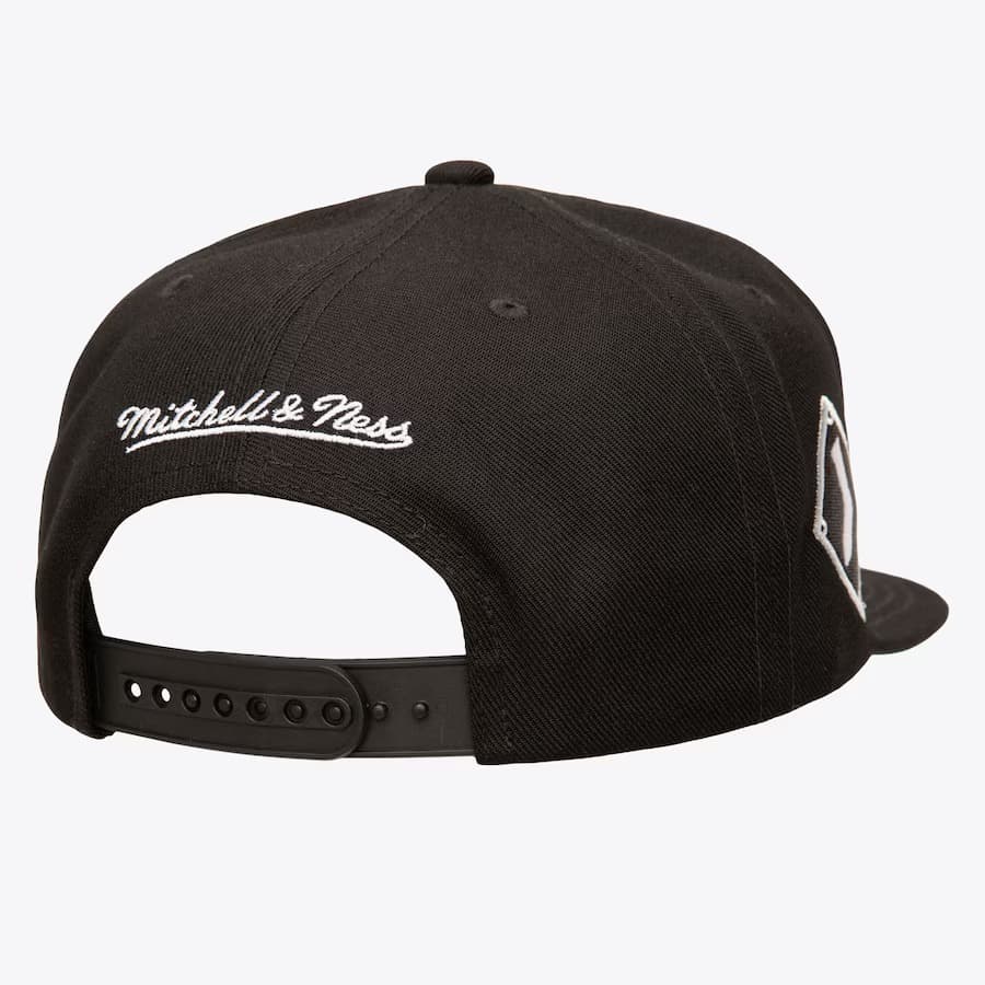 Mitchell-Ness-Black-Chicago-White-Sox-Double-Up-Snapback-Hat-1