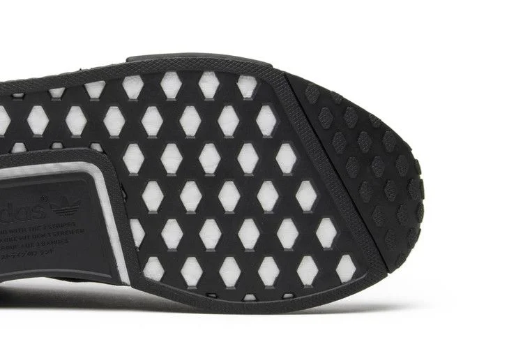 Krossovki-Adidas-NMD_R1-Triple-Black-Reflective-4