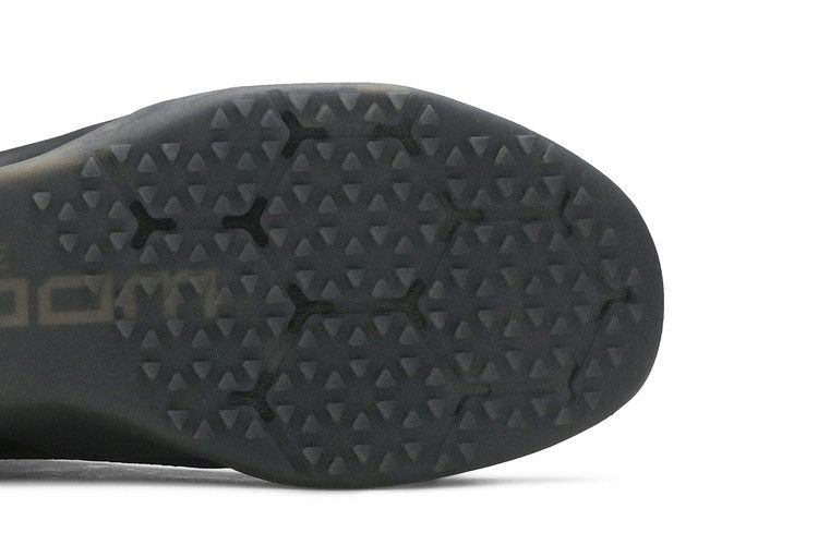 Кроссовки Nike Wmns Air Zoom Strong 2 Selfie 'Black Chrome'